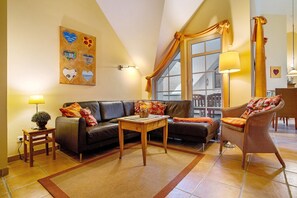 Una televisión, una chimenea, un reproductor de DVD