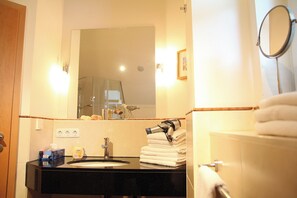Douche, séchoir à cheveux, serviettes fournies