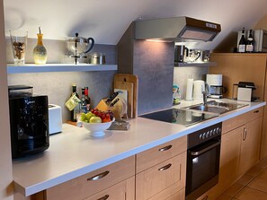 Réfrigérateur, four à micro-ondes, un four, surface de cuisson