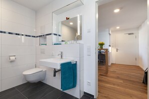 Een douche, een haardroger, handdoeken