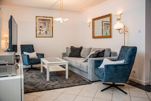 Una televisión, un reproductor estéreo