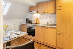 Refrigerador, horno, parrilla de estufa y cafetera y tetera 