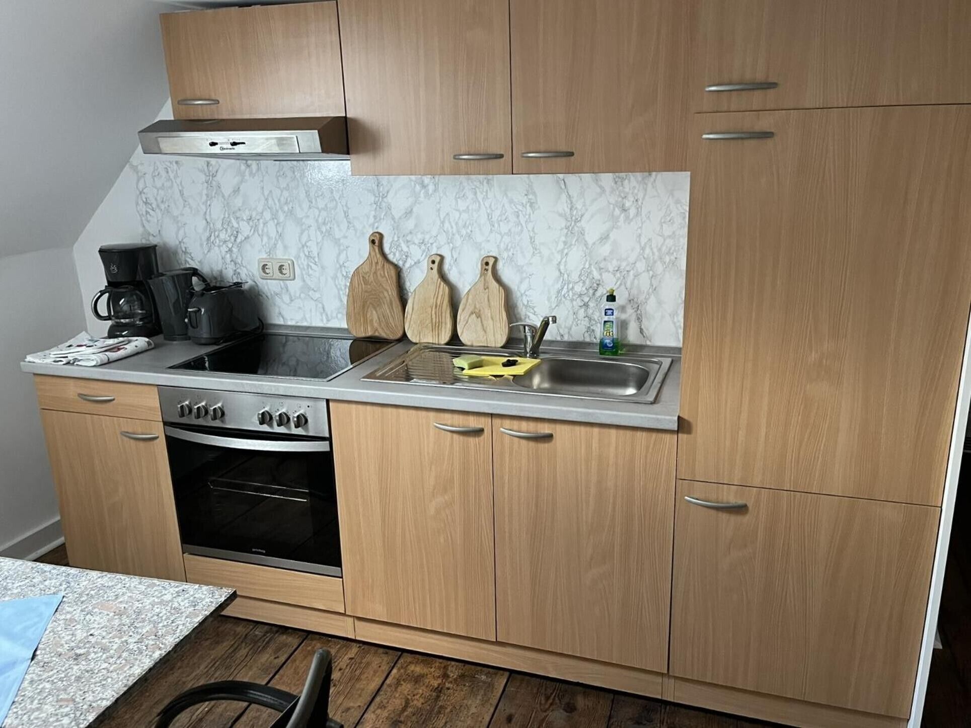 Fridge, oven, stovetop, coffee/tea maker