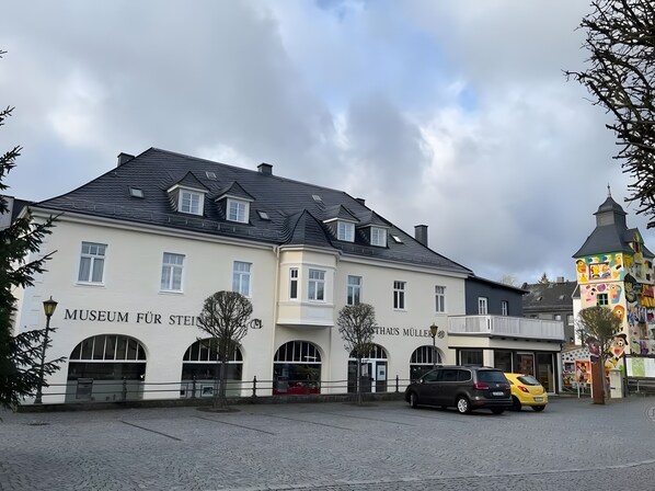 Parkeerplaatsen op het terrein