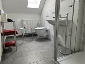 Suihku, hiustenkuivaaja, pyyhkeet