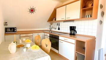 KĂŒhlschrank, Mikrowelle, Ofen, Herdplatte