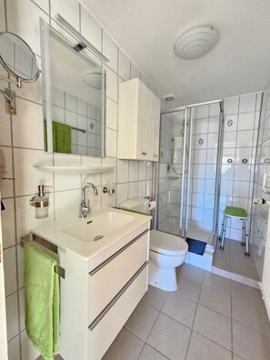 Dusche, Haartrockner, Handtücher