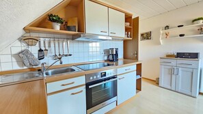 Fridge, microwave, oven, stovetop - Apartment Abendsonne – Bright, Newly Renovated Retreat Perfect for Hiking Holidays (Bernau im Schwarzwald)