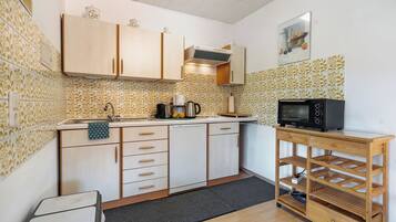 Kühlschrank, Ofen, Herdplatte, Wasserkocher mit Kaffee-/Teezubehör