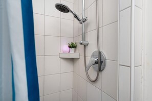 Douche, sĂšche-cheveux, serviettes fournies