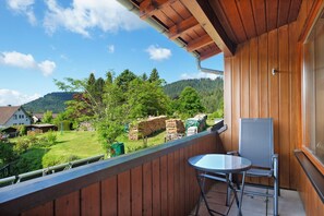 Outdoor dining - Apartment 'Sulzberg, 103qm' with Balcony and Wi-Fi (Alpirsbach)