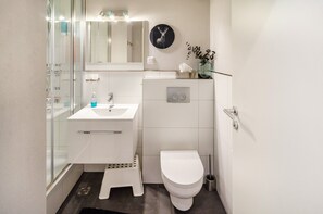Een douche, een haardroger, handdoeken, toiletpapier