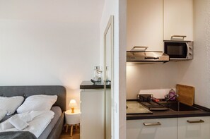 Kühlschrank, Mikrowelle, Herdplatte, Wasserkocher mit Kaffee-/Teezubehör