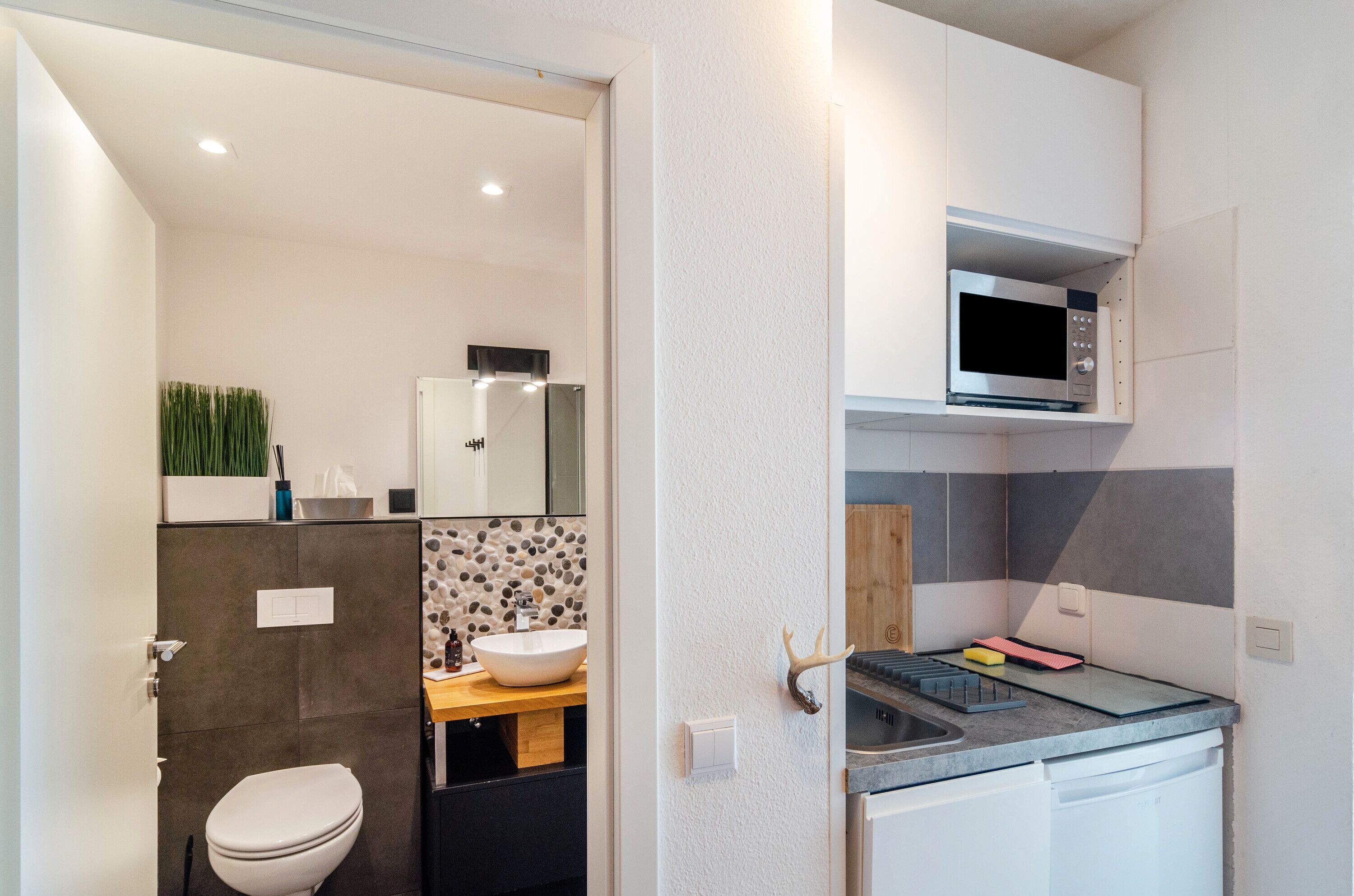 Fridge, microwave, stovetop, coffee/tea maker