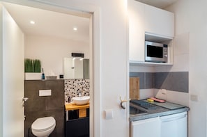 Jääkaappi, mikroaaltouuni, liesi, kahvin-/teenkeitin