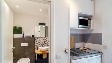 Refrigerador, microondas, parrilla de estufa y cafetera y tetera