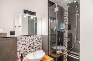 Regadera, secadora de cabello, toallas