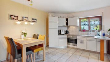 Fridge, oven, stovetop, coffee/tea maker