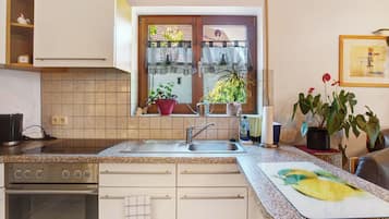 Refrigerador, horno, parrilla de estufa y cafetera y tetera