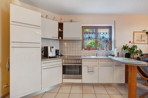Frigorífico, horno, placa de cocina y cafetera o tetera