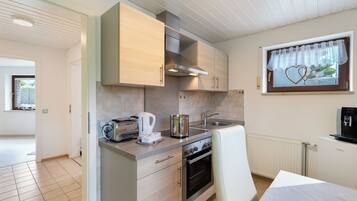 Fridge, oven, stovetop, coffee/tea maker