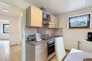 Kühlschrank, Ofen, Herdplatte, Wasserkocher mit Kaffee-/Teezubehör