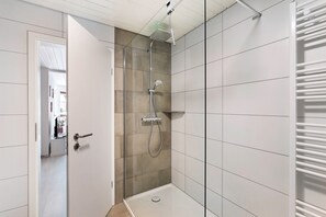 Dusj, hårføner og håndklær