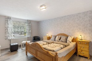 1 bedroom, free WiFi, bed sheets - Apartment 'Christel' with Private Terrace and Wi-Fi (Schmallenberg)