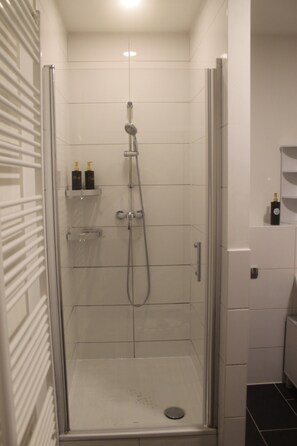 Een douche, een haardroger, handdoeken