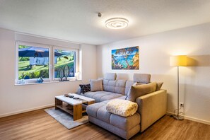 TV - Cozy holiday apartment in Sauerland with a view of Nordhelle, terrace and Wi-Fi (Herscheid)