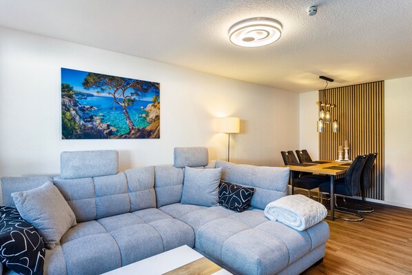 TV - Cozy holiday apartment in Sauerland with a view of Nordhelle, terrace and Wi-Fi (Herscheid)