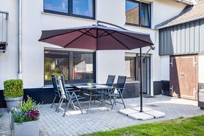 Outdoor dining - Cozy holiday apartment in Sauerland with a view of Nordhelle, terrace and Wi-Fi (Herscheid)