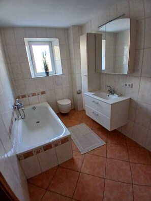 Shower, towels - Holiday Home 'Haus' with Shared Terrace, Shared Garden and Wi-Fi (Kleinlangenfeld)