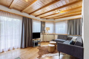 TV, table tennis, stereo