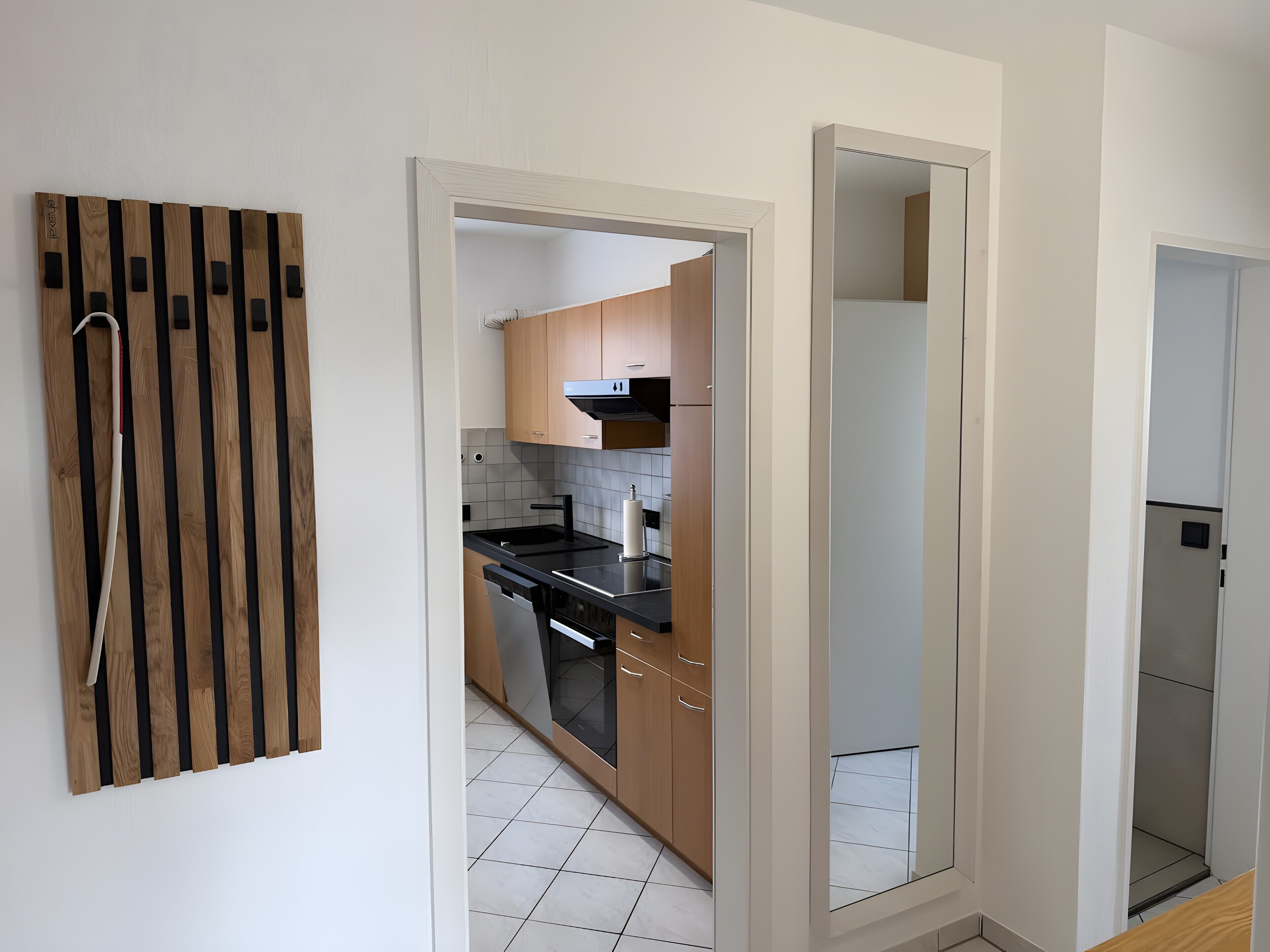 Wasserkocher mit Kaffee-/Teezubehör, Kühlschrank, Mikrowelle, Ofen