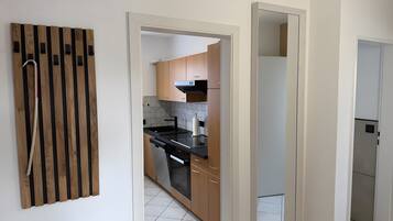 Wasserkocher mit Kaffee-/Teezubehör, Kühlschrank, Mikrowelle, Ofen