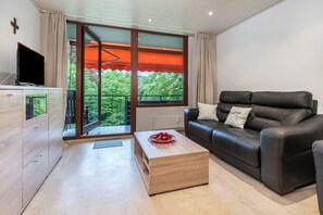 TV, ping pong - Apartment '21' with Shared Garden and Wi-Fi (Bad Herrenalb)