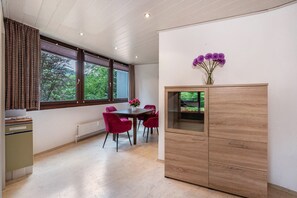 Dining - Apartment '21' with Shared Garden and Wi-Fi (Bad Herrenalb)