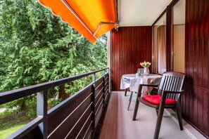 Outdoor dining - Apartment '21' with Shared Garden and Wi-Fi (Bad Herrenalb)