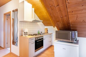 Réfrigérateur, four, plaque de cuisson, cafetière/bouilloire