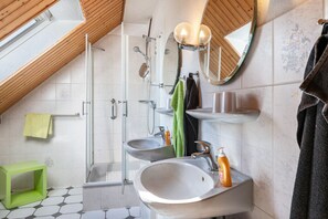 Een douche, handdoeken