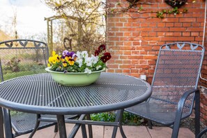 Outdoor dining - Apartment 'Sommerwind' with Private Terrace, Shared Garden and Wi-Fi (Schülp)