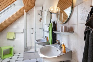Shower, towels - Apartment 'Sommerwind' with Private Terrace, Shared Garden and Wi-Fi (Schülp)