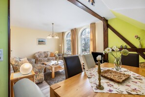 Dining - Apartment 'Sommerwind' with Private Terrace, Shared Garden and Wi-Fi (Schülp)