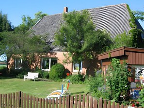 Property grounds - Apartment 'Schimmelreiter' with Private Terrace, Shared Garden and Wi-Fi (Schülp)
