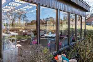 Outdoor dining - Apartment 'Nordwind' with Private Terrace, Shared Garden and Wi-Fi (Schülp)