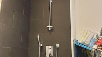 Dusj, hårføner og håndklær