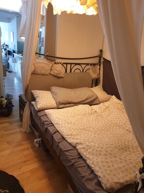 Free WiFi, bed sheets