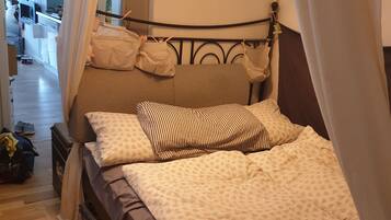 Free WiFi, bed sheets