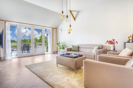 TV. Holiday Home 'Land Hof Spelle' with Private Terrace, Private Garden and Wi-Fi